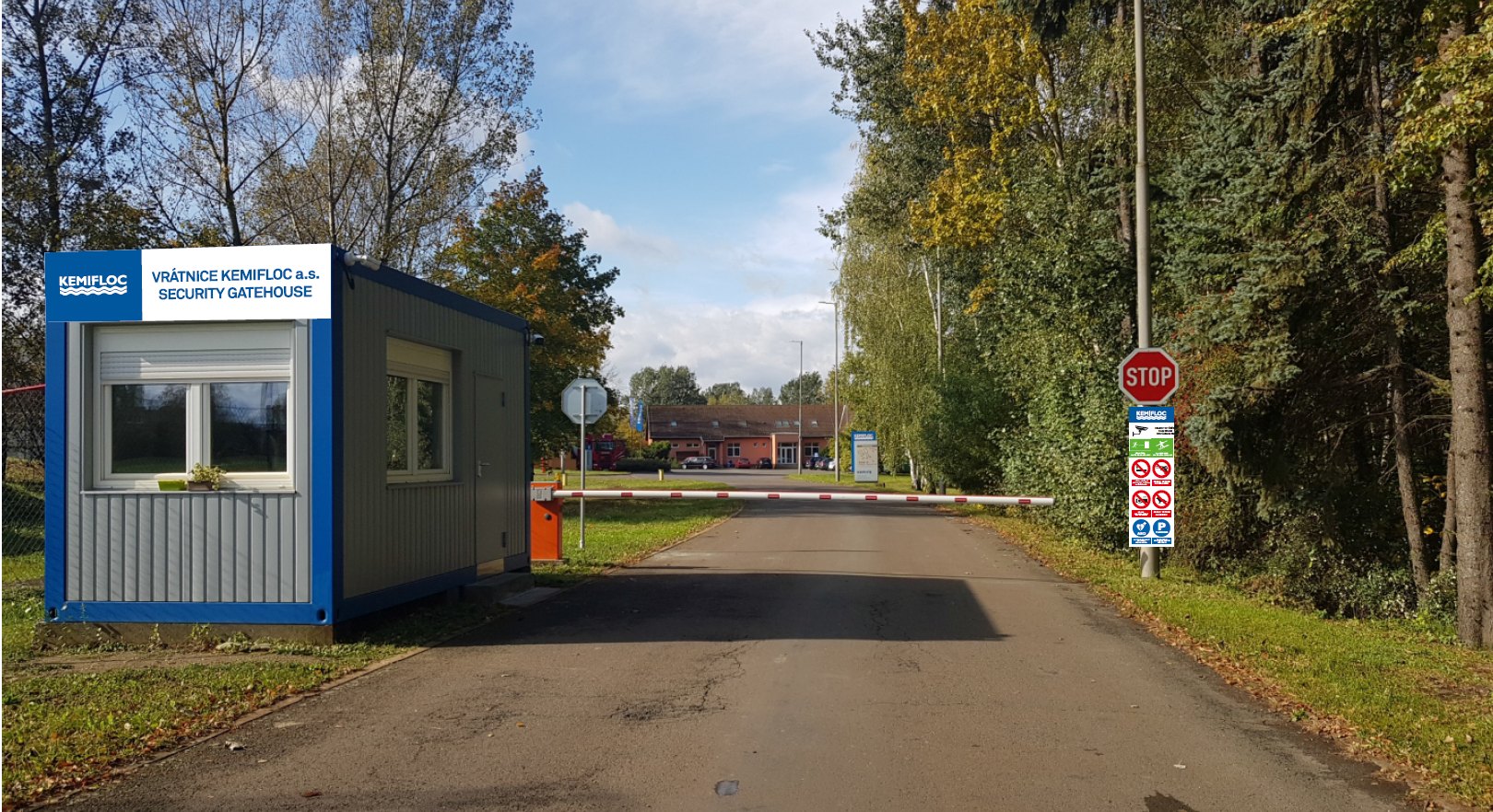 Vjezd do areálu s vrátnicí